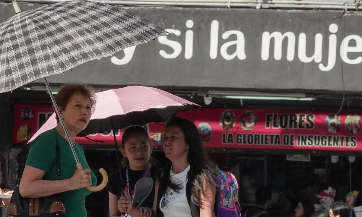 El clima hoy estará dominado por una intensa onda de calor que se extiende por gran parte de México, mientras lluvias y vientos fuertes afectan regiones del noreste y sureste del país.