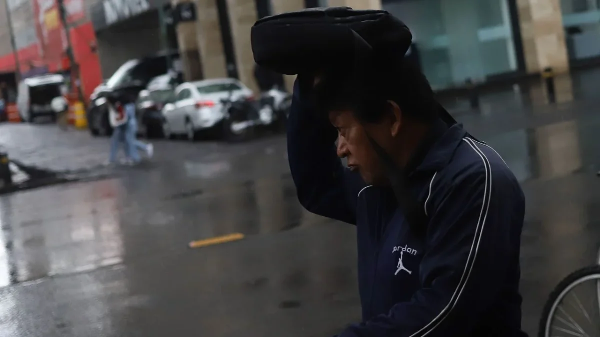 El clima de hoy estará marcado por nubes de tormenta y actividad eléctrica se intensifican en varias regiones del país debido a la interacción de sistemas meteorológicos.
