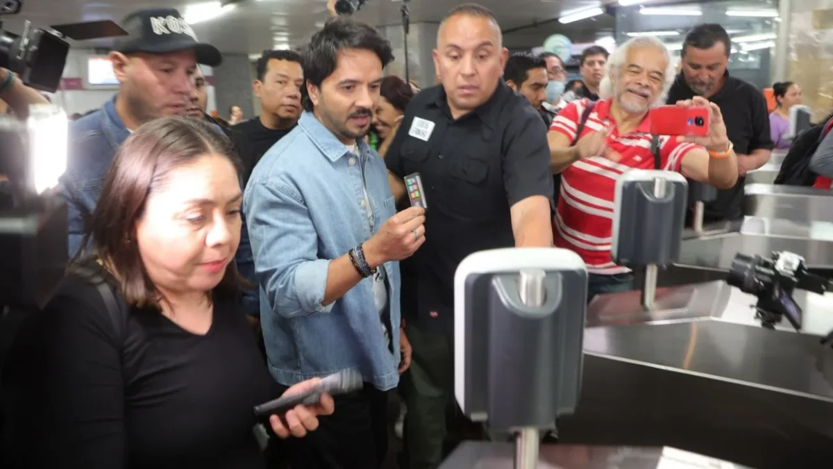 El cantante puertorriqueño, Luis Fonsi, sorprendió a más de uno y usó el Metro para llegar al baile masivo en la Glorieta de Insurgentes.