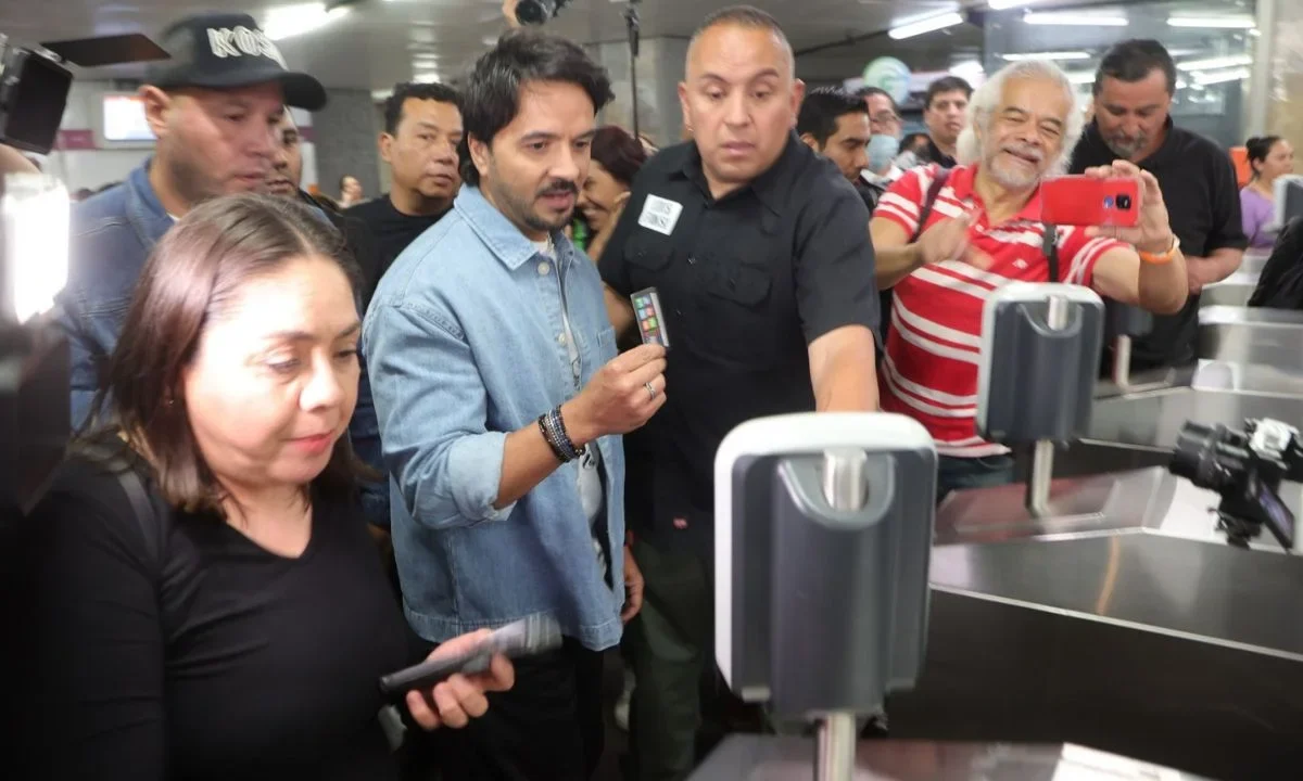 El cantante puertorriqueño, Luis Fonsi, sorprendió a más de uno y usó el Metro para llegar al baile masivo en la Glorieta de Insurgentes.