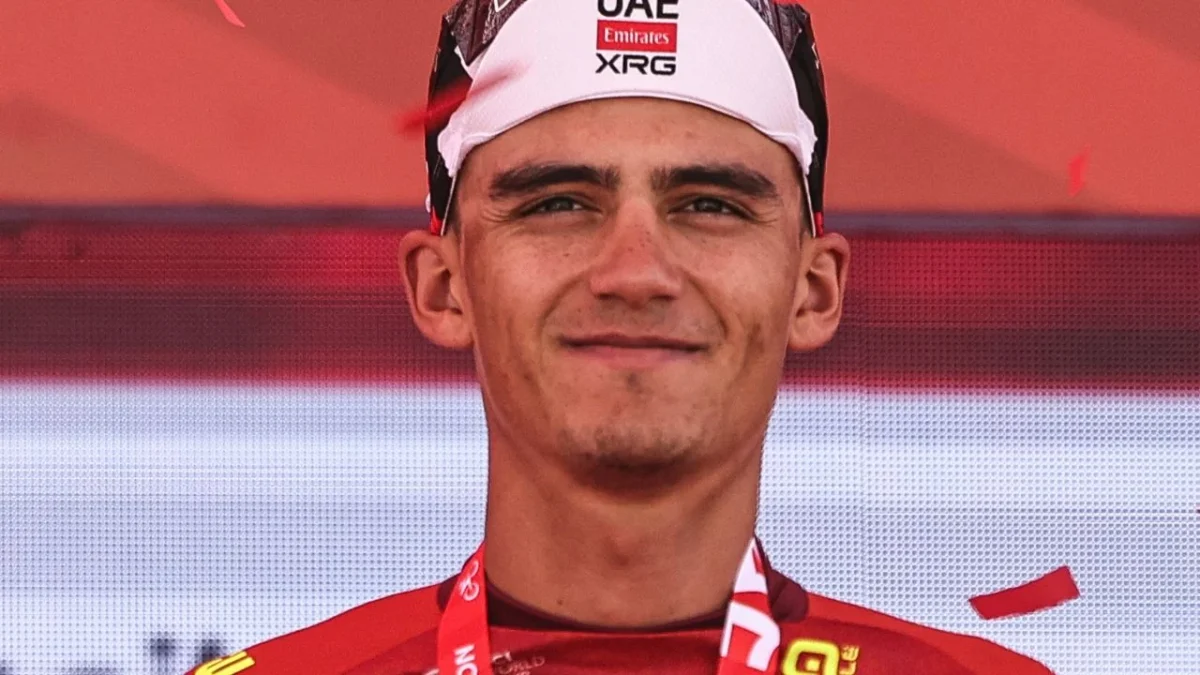 El ciclista mexicano Isaac del Toro fue evaluado por el cuerpo médico del UAE Team Emirates tras sufrir una lesión en el muslo derecho durante la Vuelta al País Vas