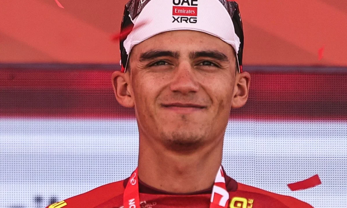 El ciclista mexicano Isaac del Toro fue evaluado por el cuerpo médico del UAE Team Emirates tras sufrir una lesión en el muslo derecho durante la Vuelta al País Vas