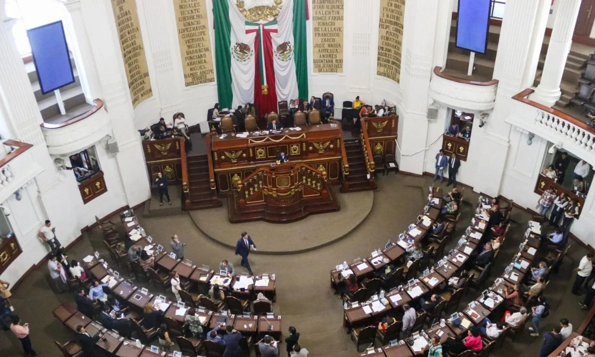 La iniciativa reforma el artículo 253 para incluir la extorsión federal y el hostigamiento coercitivo en el catálogo de delitos graves.