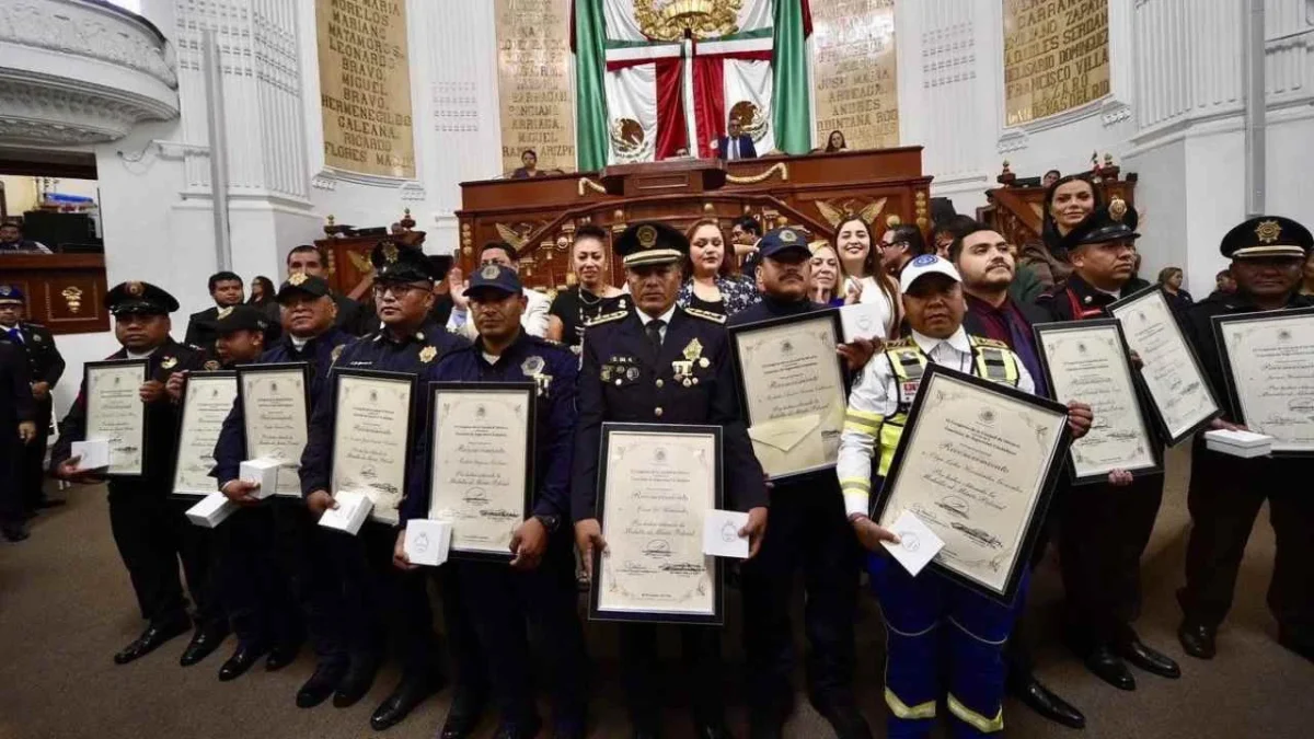 Congreso CDMX reconoce a más de 100 policías de la SSC y Fiscalía con medalla al mérito.
