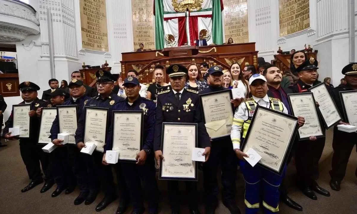 Congreso CDMX reconoce a más de 100 policías de la SSC y Fiscalía con medalla al mérito.