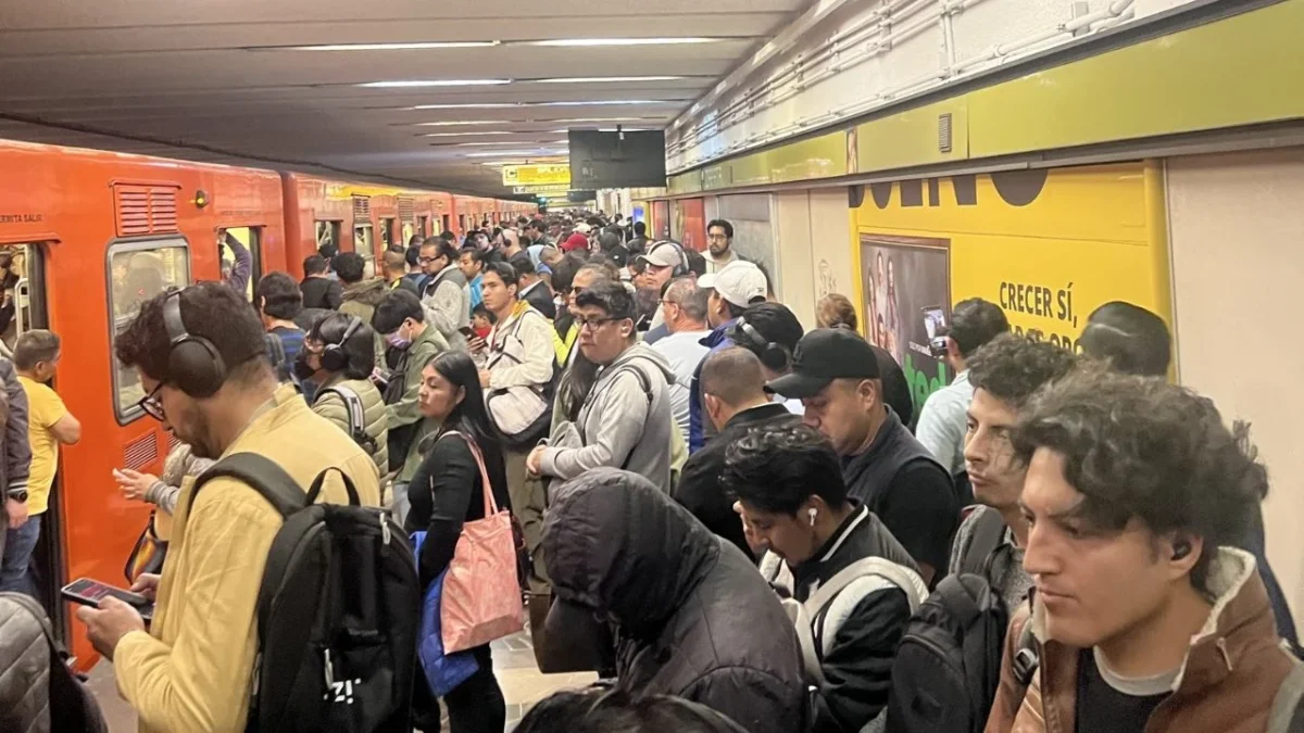 La Línea 3 del STC Metro sufrió un importante retraso en el servicio debido a un tren averiado que interrumpió el avance por casi dos horas. 