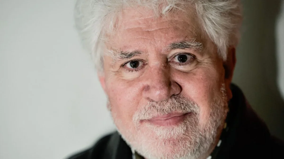El director Pedro Almodóvar destaca el uso de colores intensos como un elemento esencial de su estilo cinematográfico.