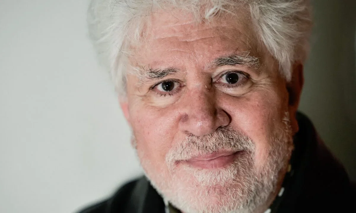 El director Pedro Almodóvar destaca el uso de colores intensos como un elemento esencial de su estilo cinematográfico.