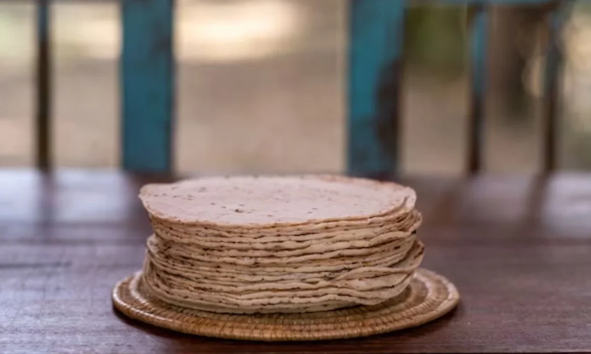 La tortilla, símbolo de la gastronomía mexicana, es celebrada este 25 de abril como uno de los alimentos más importantes en la dieta diaria del país.