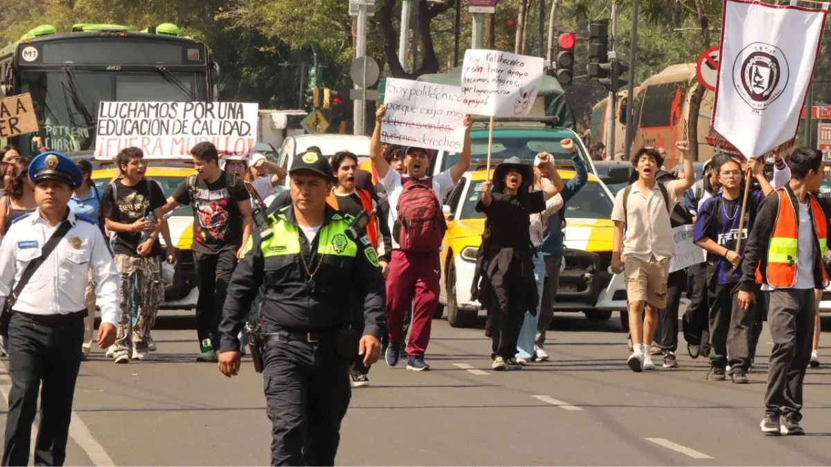 Manifestantes se concentran en distintos puntos de la Ciudad de México durante la jornada de movilizaciones sociales, generando afectaciones viales en avenidas principales.