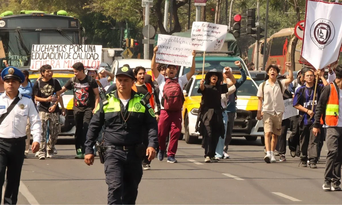 Manifestantes se concentran en distintos puntos de la Ciudad de México durante la jornada de movilizaciones sociales, generando afectaciones viales en avenidas principales.