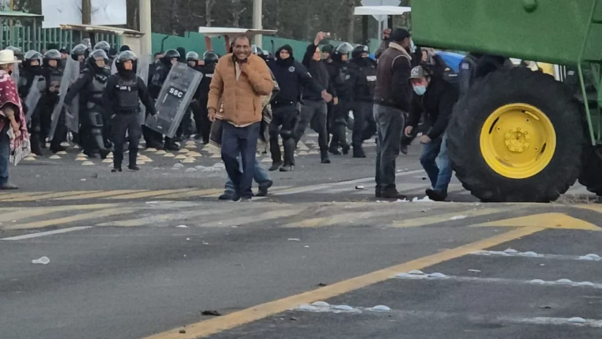 El Gobierno de Tlaxcala desalojó a campesinos, transportistas y agricultores que bloqueaban la carretera México-Veracruz.