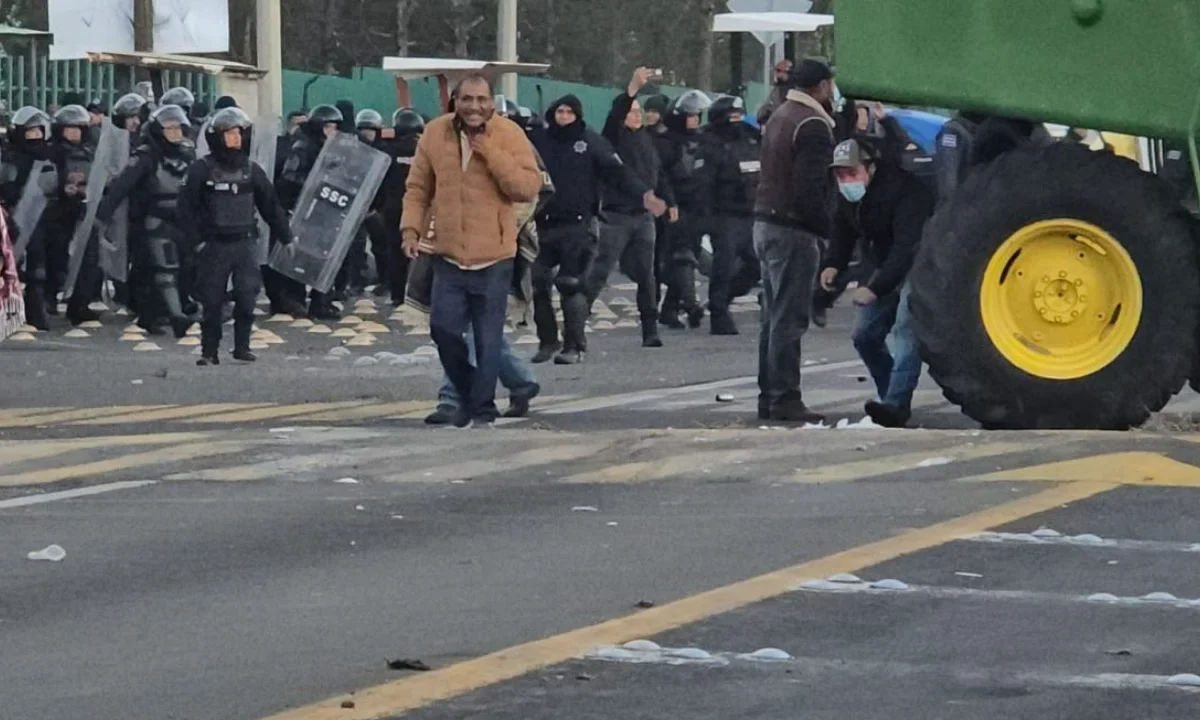 El Gobierno de Tlaxcala desalojó a campesinos, transportistas y agricultores que bloqueaban la carretera México-Veracruz.