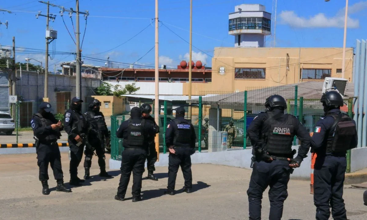 Los custodios quedaron a disposición de la autoridad correspondiente por los delitos de coalición de servidores públicos y evasión de preso. 