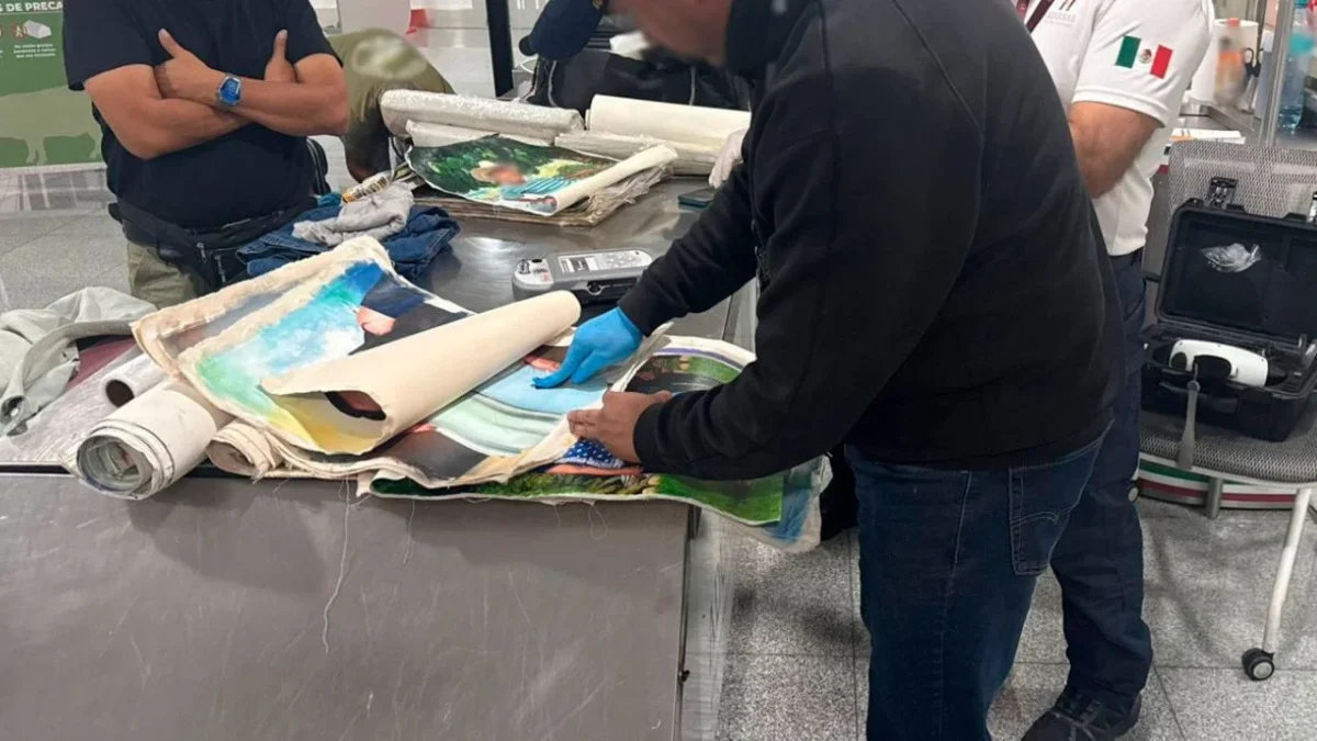 Elementos de la Secretaría de Marina (SEMAR) y del Instituto Nacional de Migración (INM) durante labores de inspección en el AICM, donde fue detenido un extranjero que transportaba cocaína oculta en lienzos pintados.