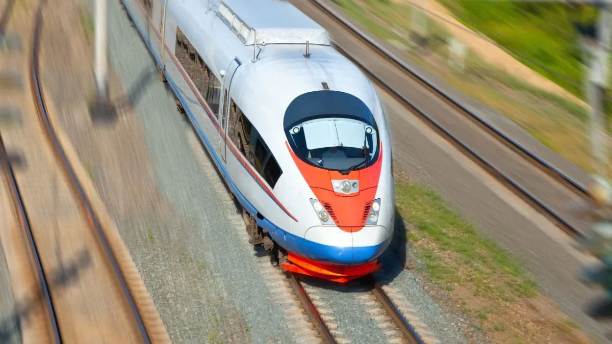 Un hombre de 20 años armado con cuchillos detonó pirotecnia en un tren en Alemania, pasajeros lo sometieron y lo encerraron en un baño.
