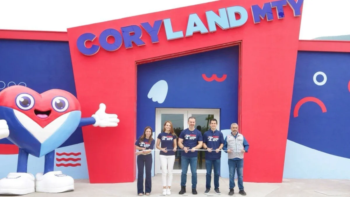 El alcalde Adrián de la Garza y la presidenta del DIF Monterrey, Gaby Oyervides, inauguraron 'Coryland Mty', un salón de fiestas gratuito.