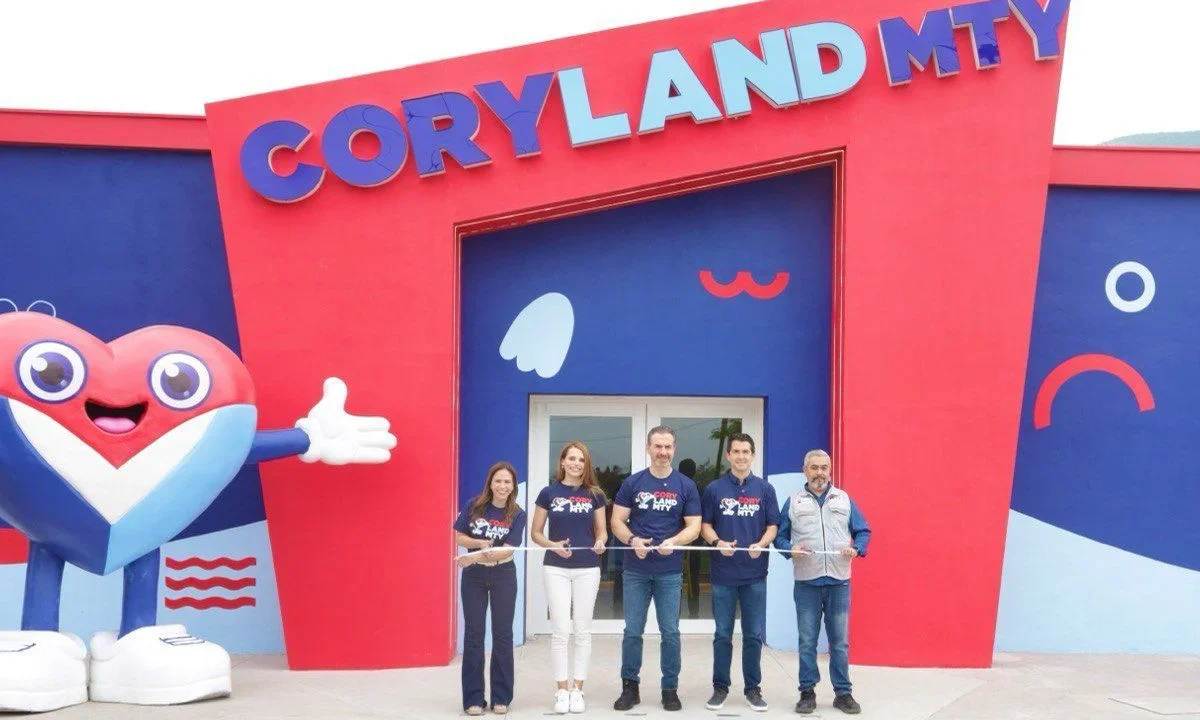 El alcalde Adrián de la Garza y la presidenta del DIF Monterrey, Gaby Oyervides, inauguraron 'Coryland Mty', un salón de fiestas gratuito.
