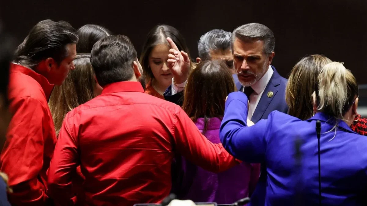Tras caso Mayer, diputados de Morena, propusieron negar licencia a legisladores que la soliciten por carácter recreativo o de entretenimiento.