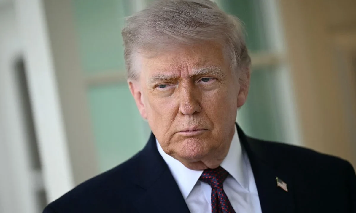 Donald Trump amenazó con 'eliminar' cualquier barco iraní que intente forzar el bloqueo naval de los puertos de Irán impuesto por EU.