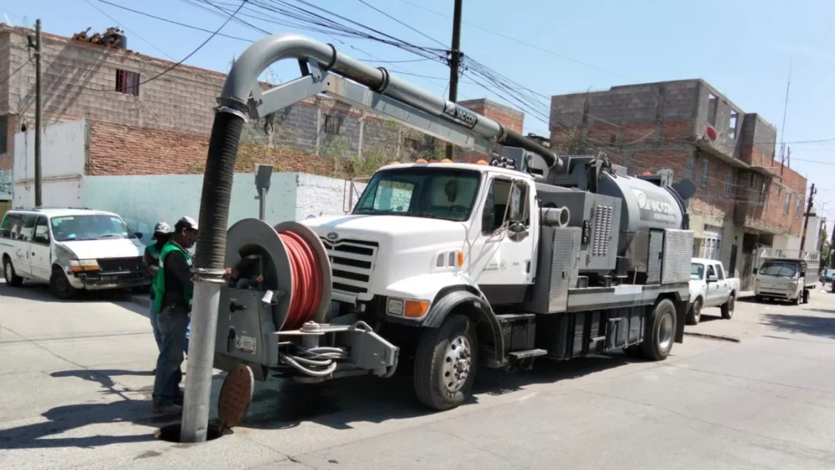 Limpieza de 4 mil 150 metros de drenaje sanitario fortalece la salud pública y previene riesgos en la zona metropolitana.