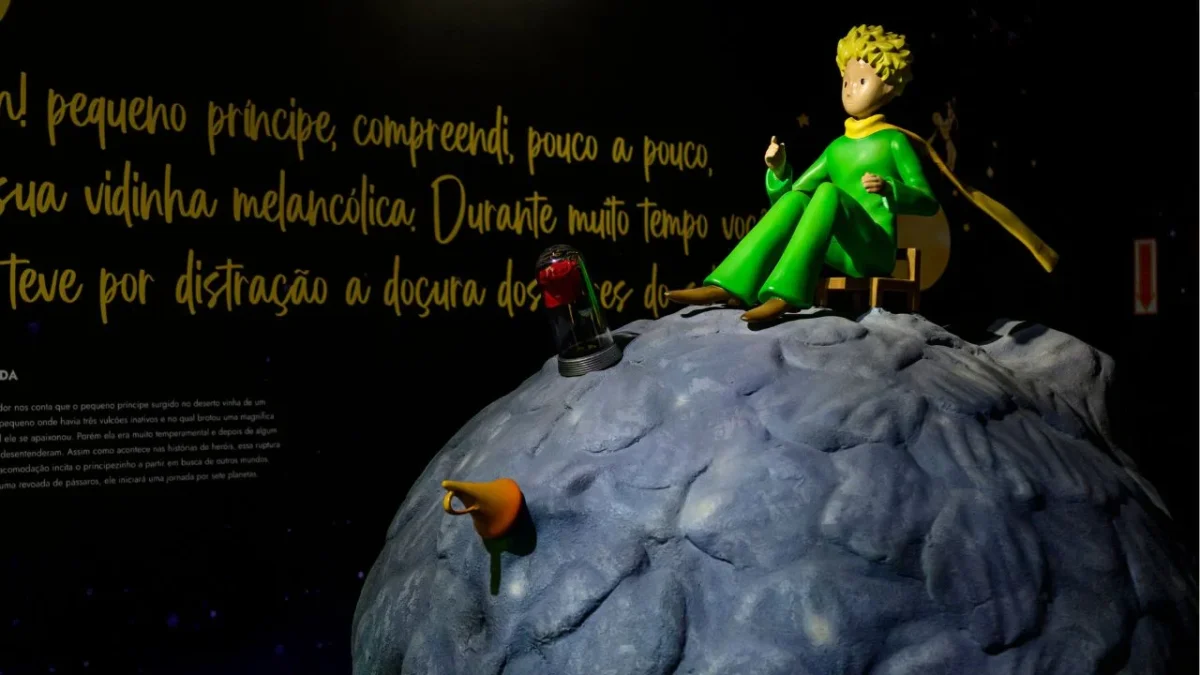 Nueva edición de “El principito” celebra sus 80 años con ilustraciones, coloridos diseños y elementos desplegables creados por el estudio MinaLima.