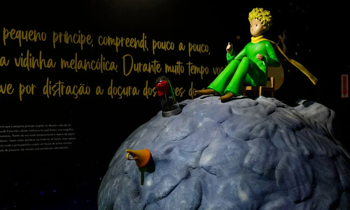 Nueva edición de “El principito” celebra sus 80 años con ilustraciones, coloridos diseños y elementos desplegables creados por el estudio MinaLima.