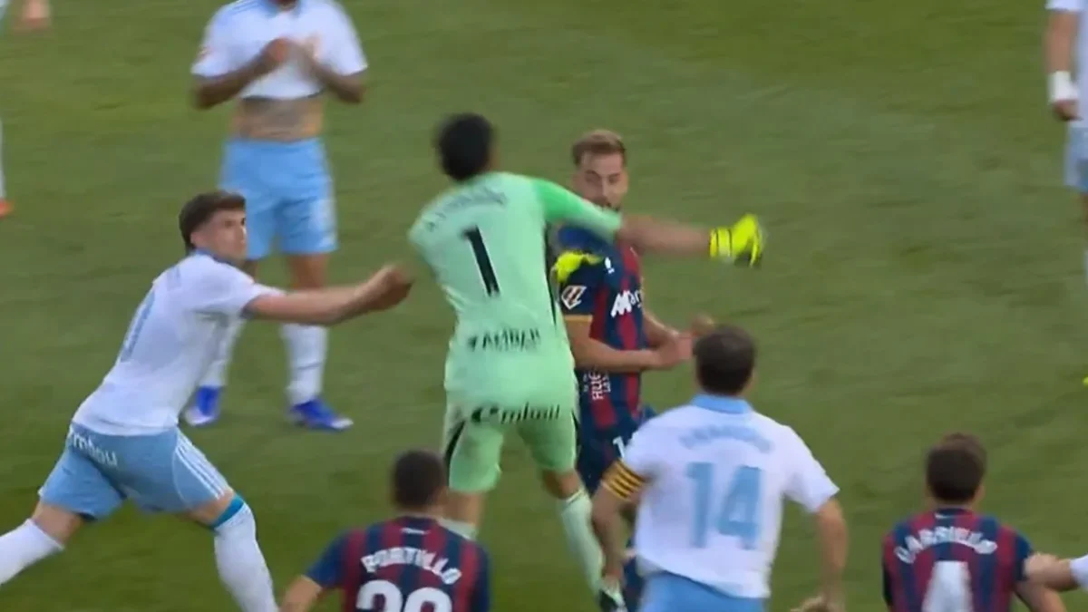 Esteban Andrada, exportero de Rayados, propinó un puñetazo al rostro de un rival en el duelo Huesca contra Real Zaragoza en España.