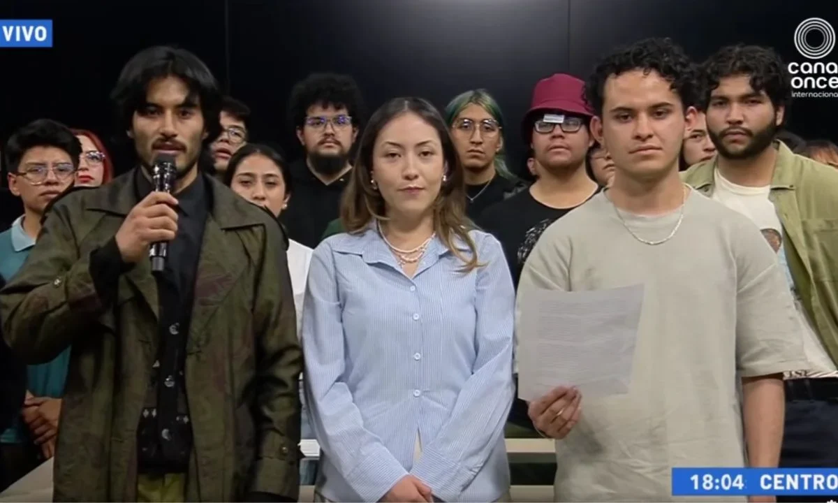 Estudiantes tomaron las instalaciones del Canal Once para denunciar que el IPN está en crisis y sumergido en corrupción.