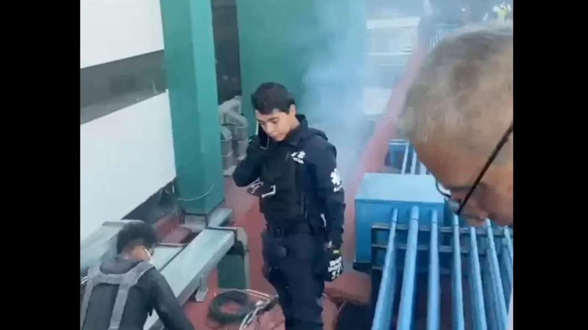Se registró un incendio en el Hospital de La Raza de IMSS debido a un corto circuito en el primer piso. Bomberos atendieron la emergencia.