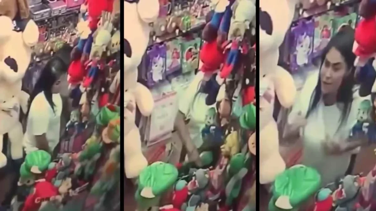 Mujer se roba un muñeco de peluche en Plaza Chimalhuacán; el atraco fue grabado por cámaras de videovigilancia.