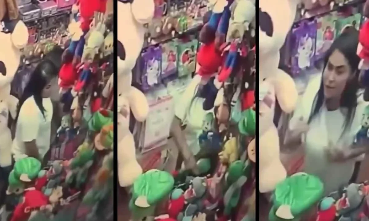 Mujer se roba un muñeco de peluche en Plaza Chimalhuacán; el atraco fue grabado por cámaras de videovigilancia.