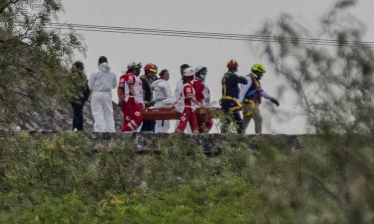 La Fiscalía del Estado de México identificó al tirador del ataque a turistas en Teotihuacán y señaló que investiga la causa de su deceso.