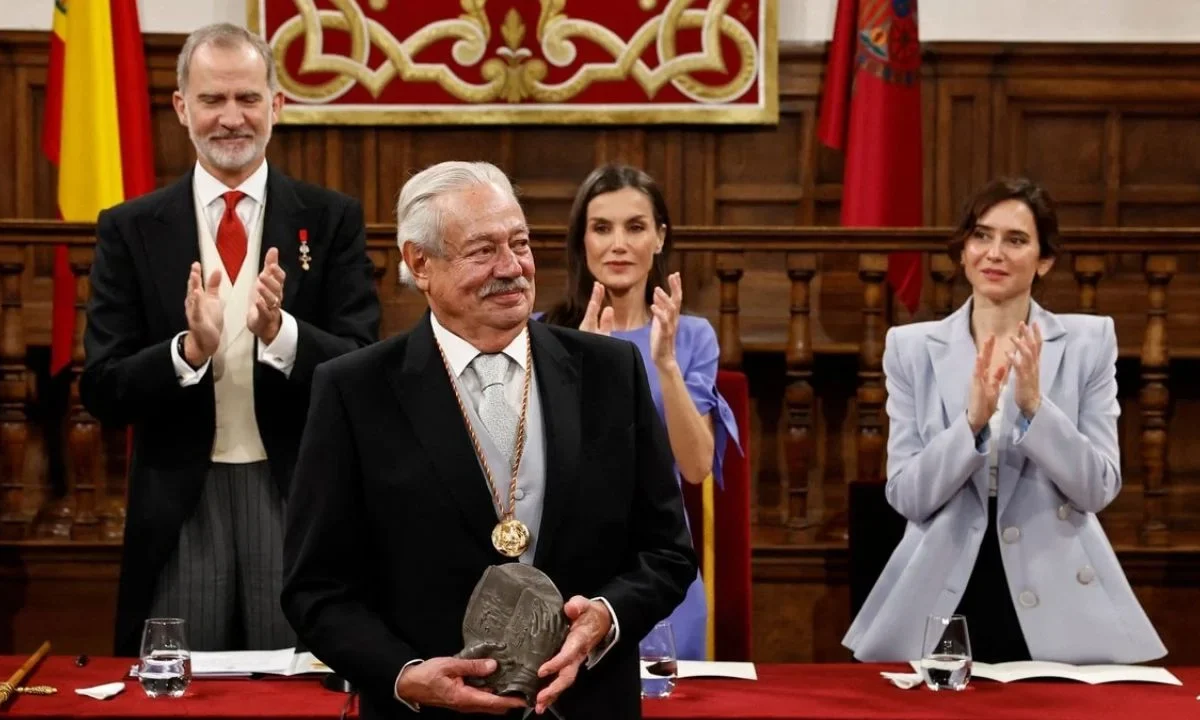 En presencia del rey Felipe VI, Gonzalo Celorio recibió el Premio Cervantes y se convirtió en el séptimo escritor mexicano en recibirlo.