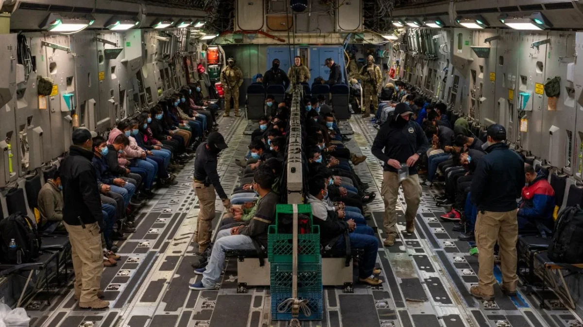 Grupos conservadores acusan a Trump de ceder ante la industria en Estados Unidos, reclaman un millón de deportaciones.