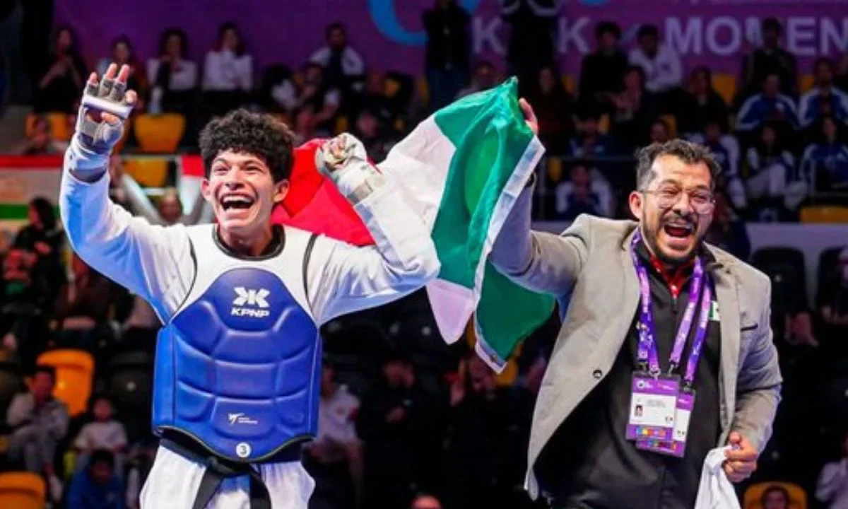 Guillermo Cortés celebra tras conquistar el título mundial juvenil de taekwondo en la categoría -59 kg, llevando a México a lo más alto del podio.