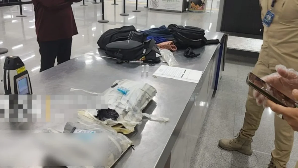 Elementos de la Semar aseguraron presunta droga oculta en el equipaje de un pasajero durante labores de inspección en el AICM.