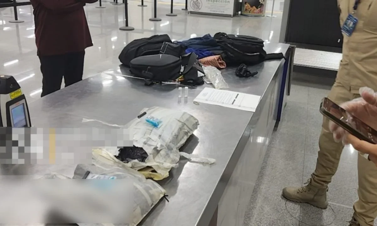 Elementos de la Semar aseguraron presunta droga oculta en el equipaje de un pasajero durante labores de inspección en el AICM.