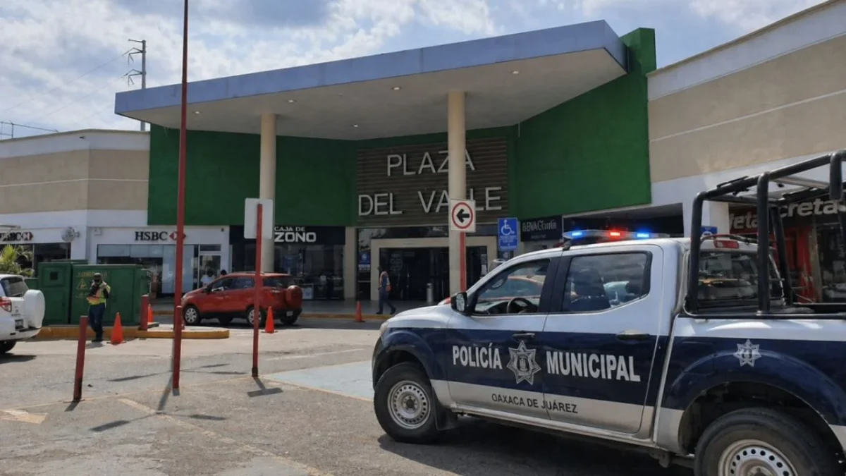 Un sujeto retiró al menos 3 mdp en un banco en la Plaza del Valle y sujetos armados lo robaron e hirieron de bala en el lugar.