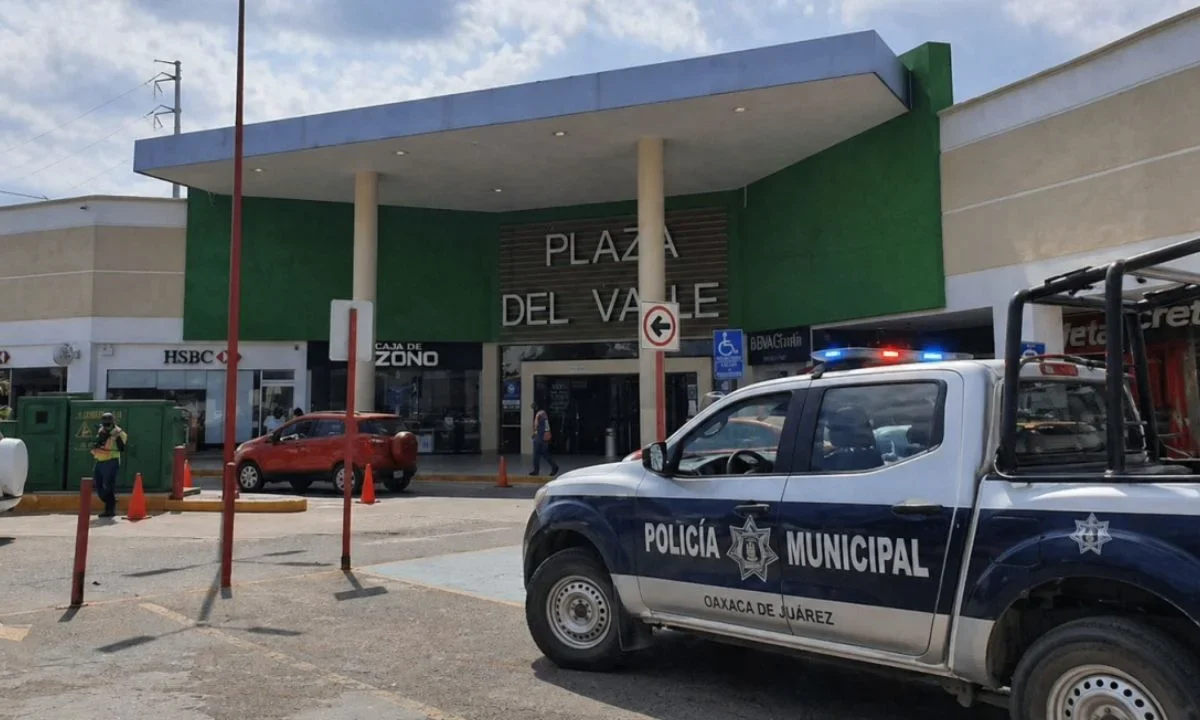 Un sujeto retiró al menos 3 mdp en un banco en la Plaza del Valle y sujetos armados lo robaron e hirieron de bala en el lugar.