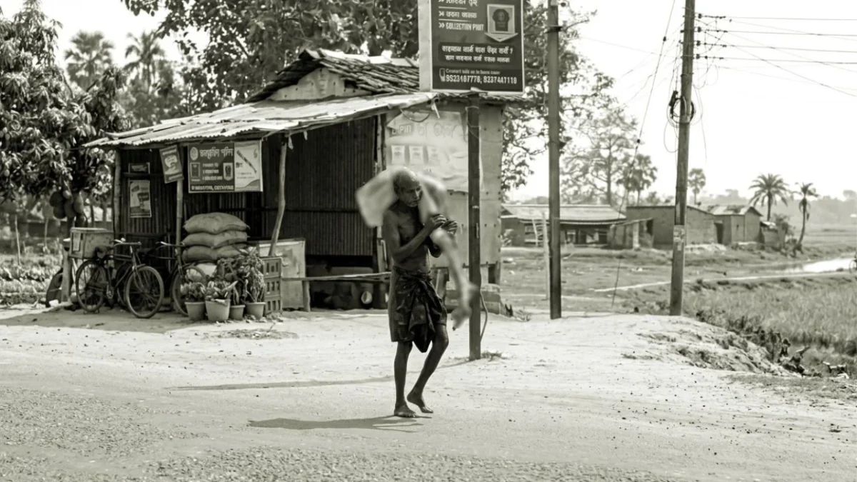 Un hombre en la India exhumó el cadáver de su hermana y los llevó al banco para cobrar su cuenta de ahorros.