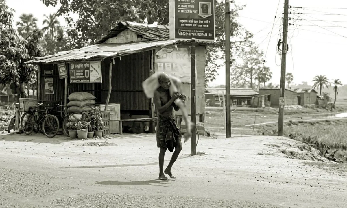 Un hombre en la India exhumó el cadáver de su hermana y los llevó al banco para cobrar su cuenta de ahorros.