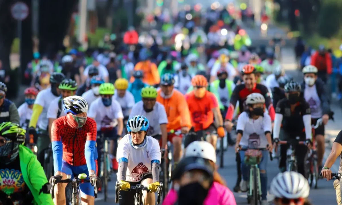 Diversos colectivos y ciclistas recorren calles de la CDMX en una jornada con múltiples concentraciones que podrían impactar la vialidad.