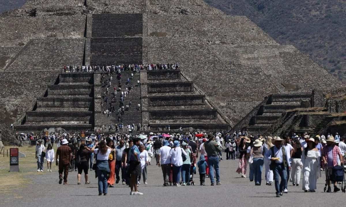 El INAH confirmó el cierre temporal de la Zona Arqueológica de Teotihuacán tras los incidentes violentos ocurridos este lunes.