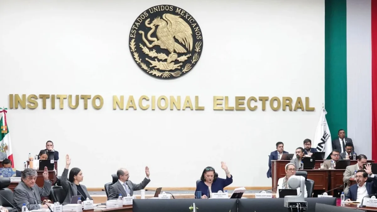 El INE plantea imponer sanciones económicas a Morena y MC por un total de un millón 465 mil 500.79 pesos por anomalías en precampaña.