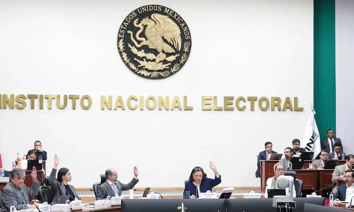 El INE plantea imponer sanciones económicas a Morena y MC por un total de un millón 465 mil 500.79 pesos por anomalías en precampaña.