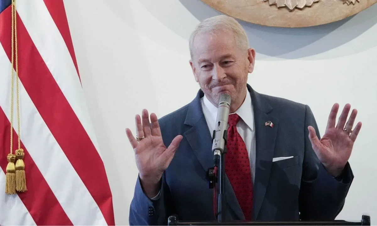 El embajador de EU en México, Ronald Johnson, señaló que las inversiones requieren entorno libre de corrupción.
