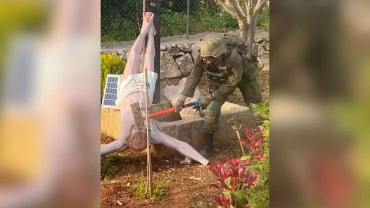 El ejército de Israel confirmó que la foto que muestra a uno de sus soldados golpeando la estatua de Jesús en Líbano es auténtica.