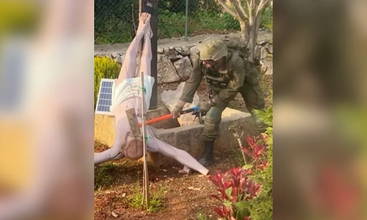 El ejército de Israel confirmó que la foto que muestra a uno de sus soldados golpeando la estatua de Jesús en Líbano es auténtica.