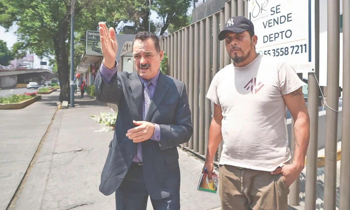 David y Jesús Briones estuvieron afuera del edificio de avenida Revolución 289 para hablar con vecinos y demostrar la inocencia de Juan Jesús N, acusado de presuntamente asesinar a la joven Edith Guadalupe.